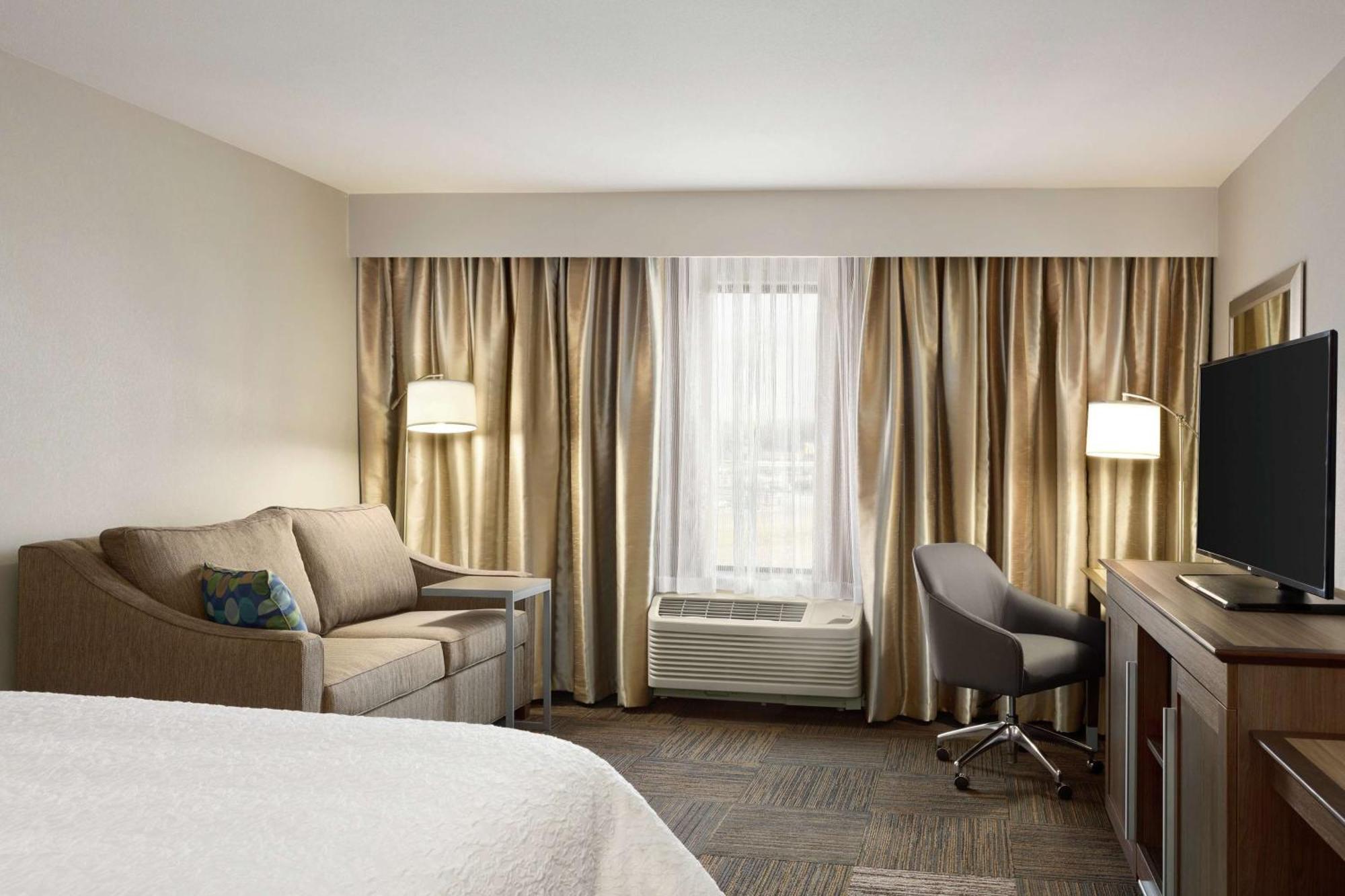 Hampton & Minooka Hotel